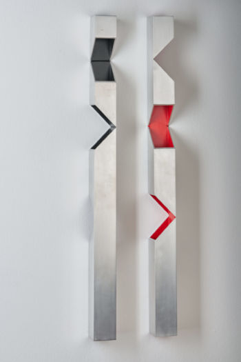 <b>Drei Einschnitte, schwarz, Drei Einschnitte, rot</b>
<br>/ Matthias Eckert