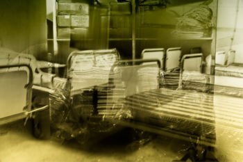 <b>Hinter verschlossenen Türen</b>
<br>/ Dagmar Stephanie Menke